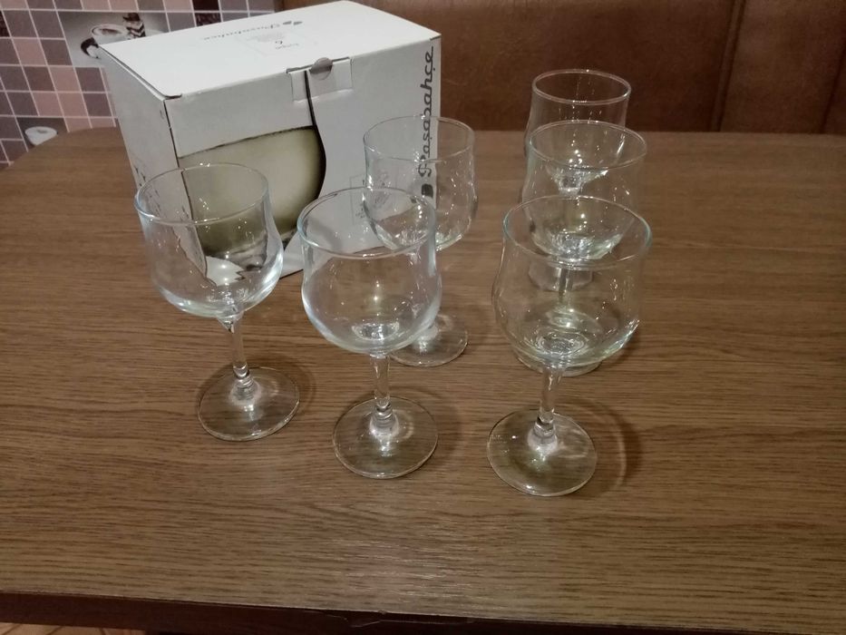 Стеклянные бокалы