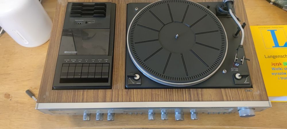 Gramofon z amplitunerem i magnetofonem kasetowym Sanyo  G3002