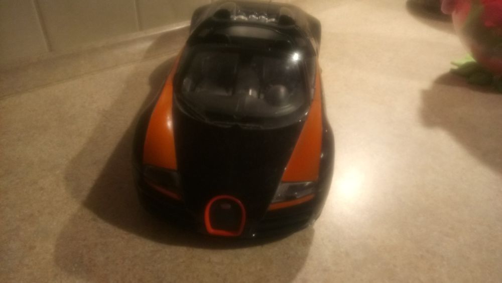 Duży samochód wyścigowy na pilot Bugatti