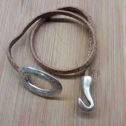 Pulseira em cortiça com fecho em metal prateado