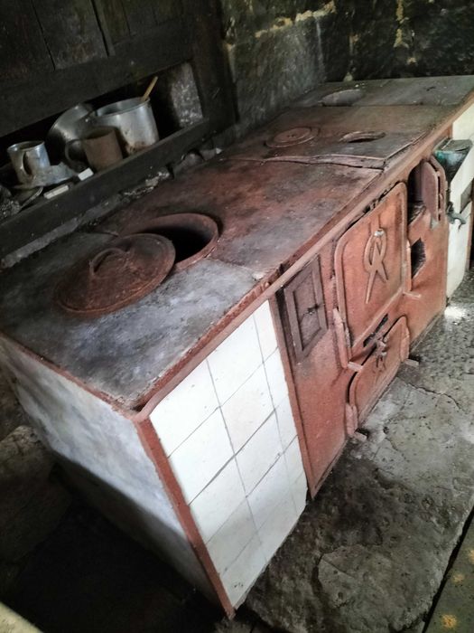Fogão de ferro a lenha antigo