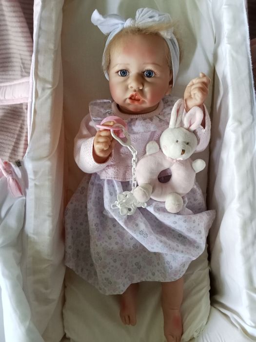 Boneca bebe reborn com alcofa