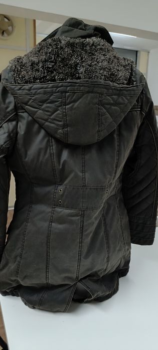 Parka de senhora tamanho 36. Usada mas em excelente estado. Com pouco