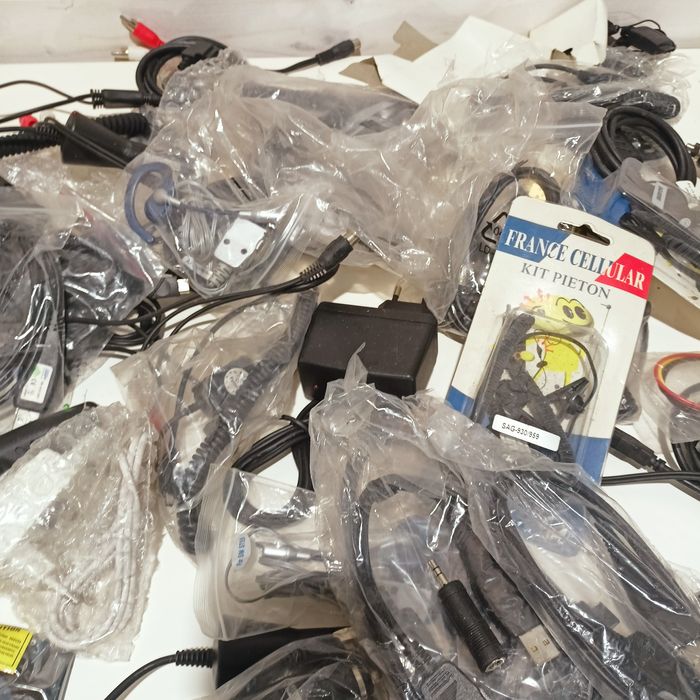 Zestaw kultowych ładowarek,kabli,baterii do telefonów itp.