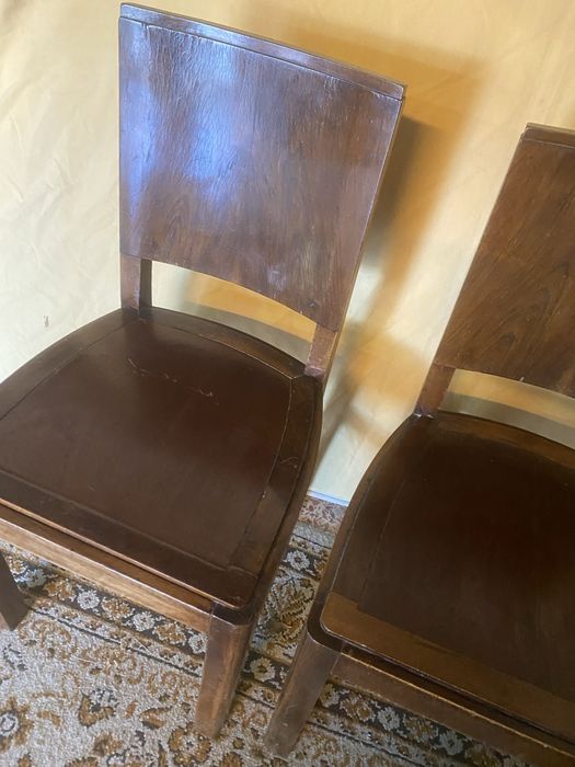 Cadeiras antigas em madeira