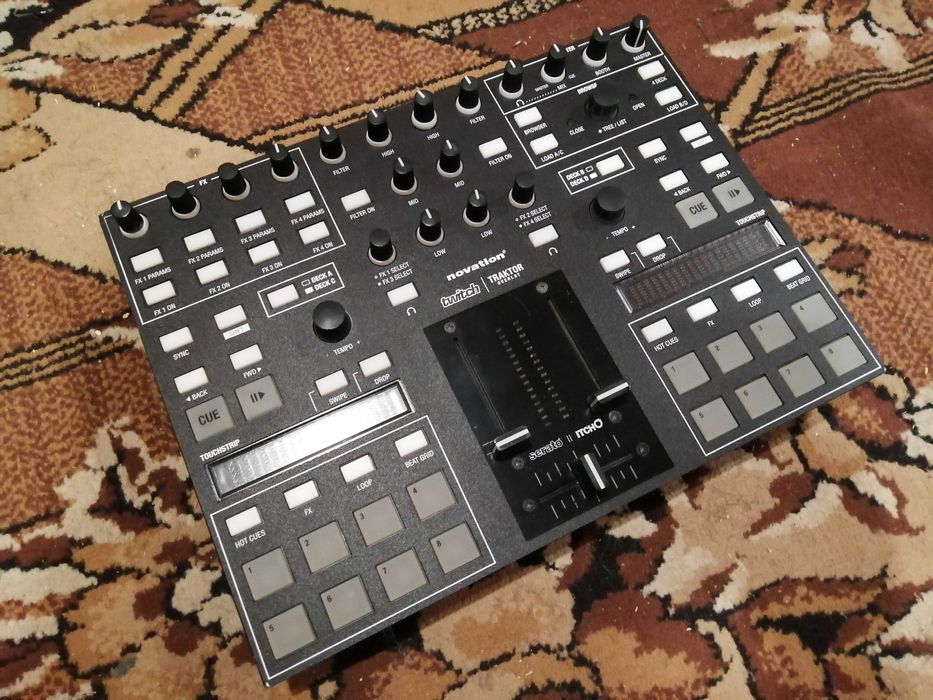 Novation Twitch DJ контроллер з звуковою картою