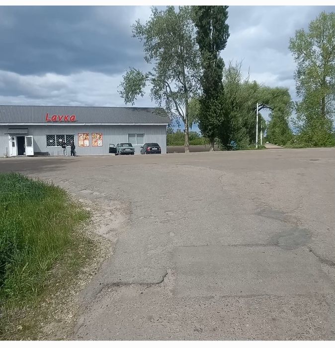 В Київськiй обл. Пiд забудову.  30 км вiд Київа, в Броварському р/н.