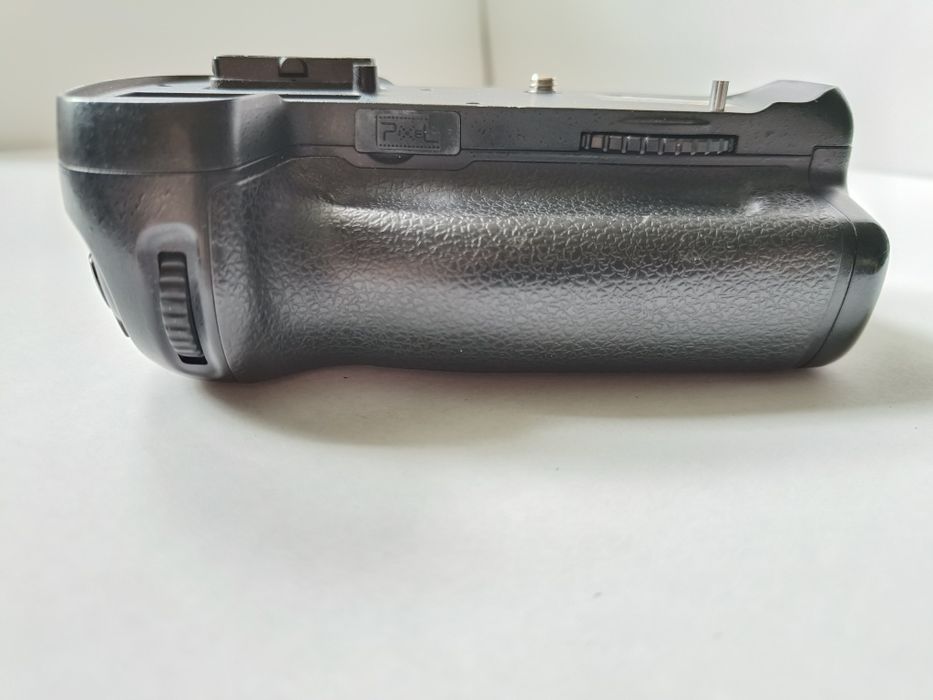Nikon D600 plus grip pixel