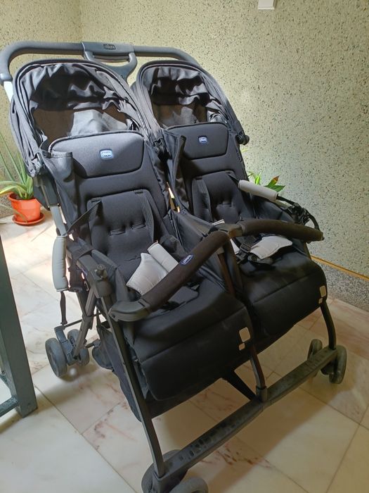 Carinho de bebê para gêmeos