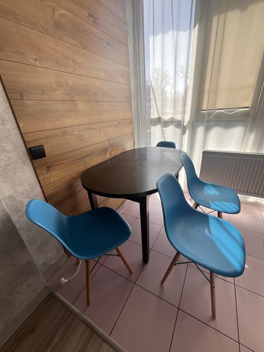 Продаж кухонного стола та 4 стільці