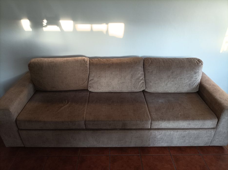 Sofá-cama de cor camel