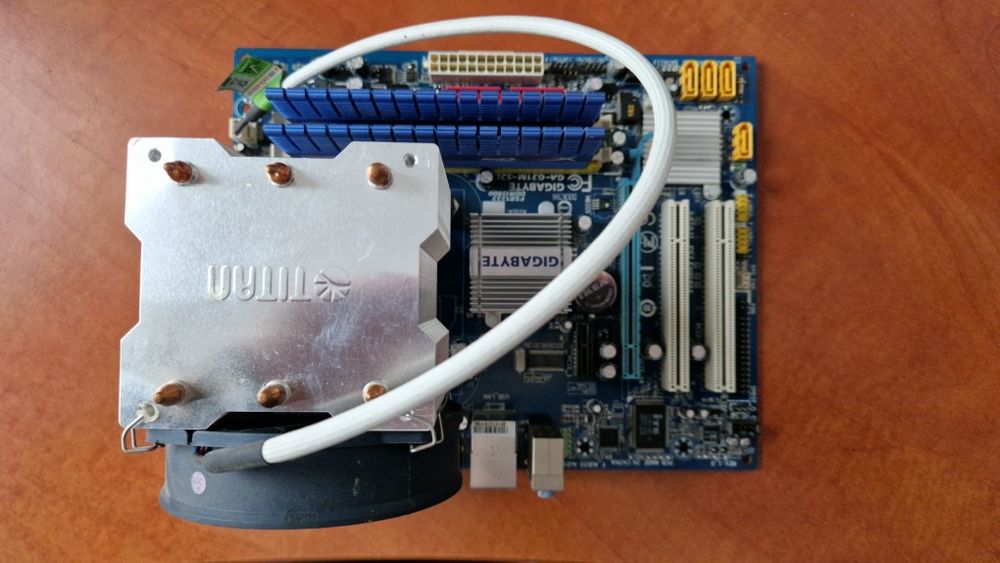 Gigabyte GA-G31M-2SL  + Intel Core 2 Quad Q6600 + 4GB  DDR2-800