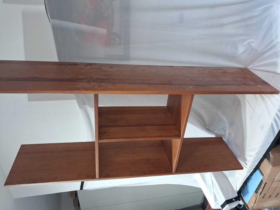 Estante de madeira natural