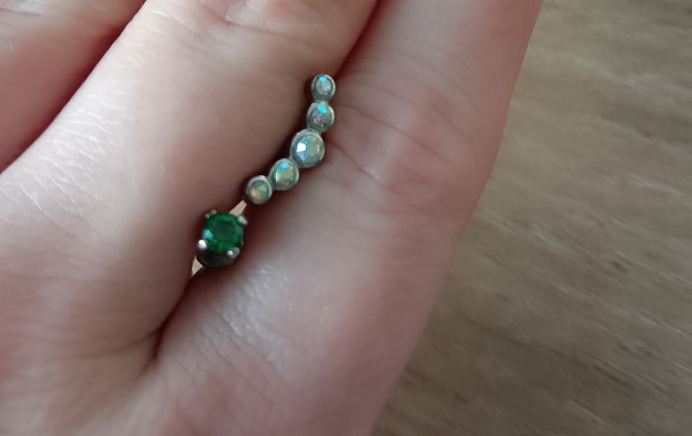 Сережки пирсинг изумруд хеликс серебро срібло