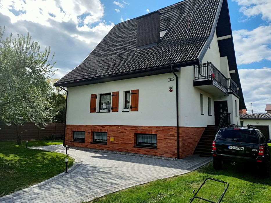 Solidny dom idealny dla rodziny. 2 garaże + budynek mieszkalny