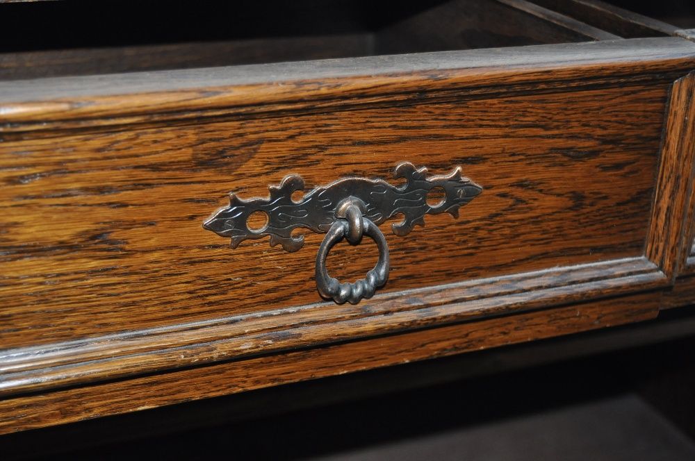 Stoliczek z szufladą drewniany ze zdobieniami