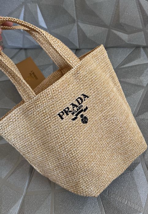 Плетена сумка Prada