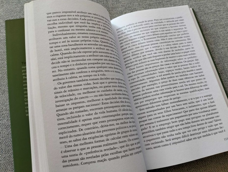 Livro "O economista disfarçado" de Tim Harford.