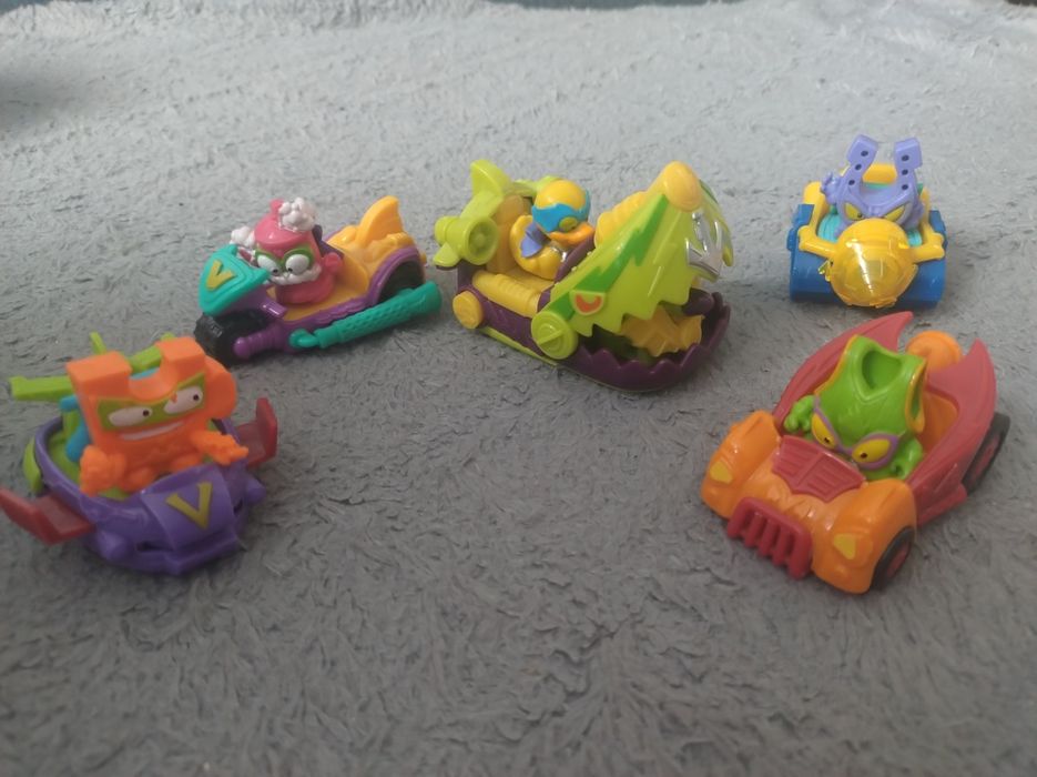 Samochody Super Zings z figurkami.