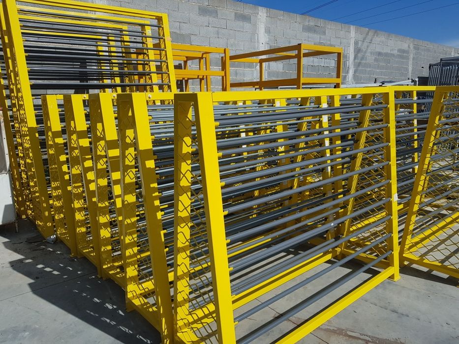 Estantes bancadas de lojas de tecidos tudo em bom estado