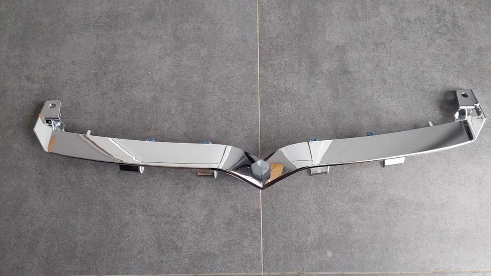 Накладка V-подібна гриля хром (пташка) Tesla Model SR 1065233-00-C