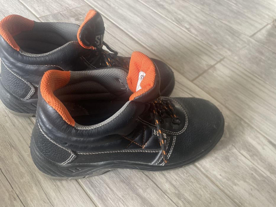 Bota de aço tamanho 42  ficou grande e tenis de bico de aço ficou pequeno trico poe bumero  40 ou se preferir vendo os outros tenis 10