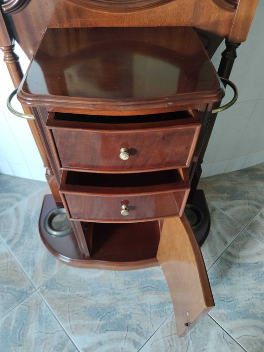 Móvel de entrada com espelho e bengaleiro (Estilo Classico)