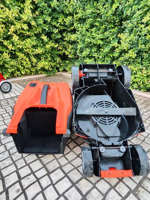 Máquina de cortar relva elétrica Black + Decker