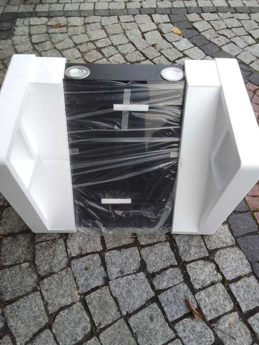 Czarny nowy okap kuchenny firmy respekta