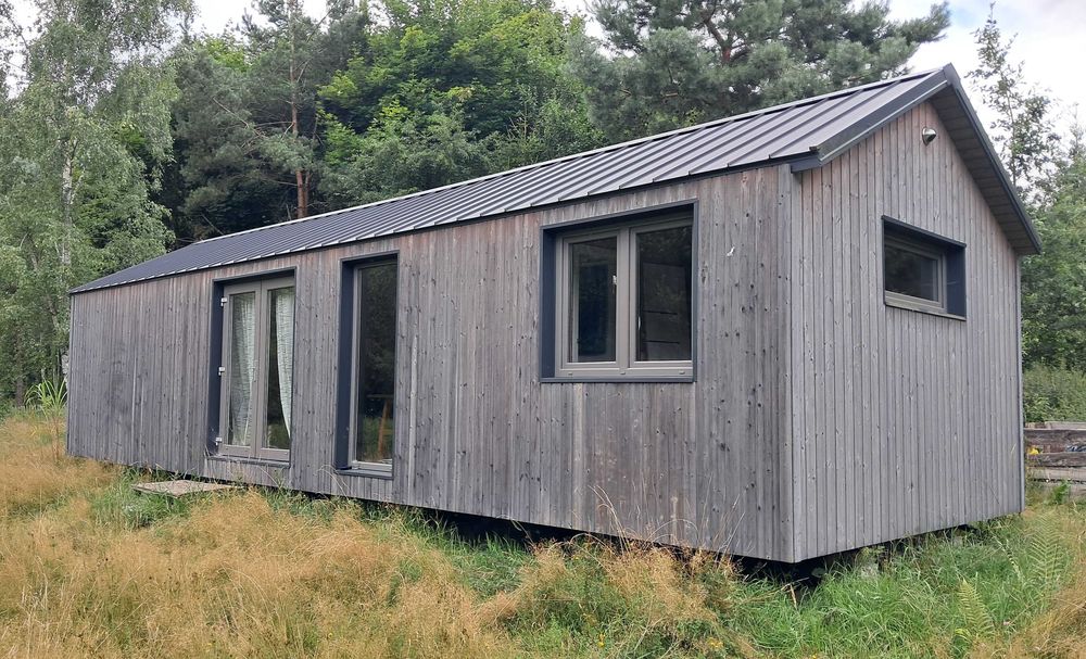 Piękny, nowoczesny domek letniskowy 45 m² – 2 sypialnie, salon z aneksem, łazienka, gotowy do użytku!