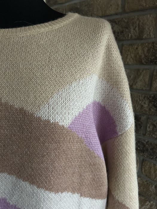 Beżowy gruby sweter rozmiar M/L geometryczny wzór
