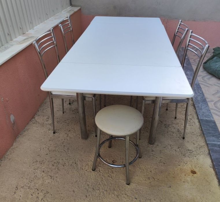 Conjunto mesa 4 cadeiras e um banco