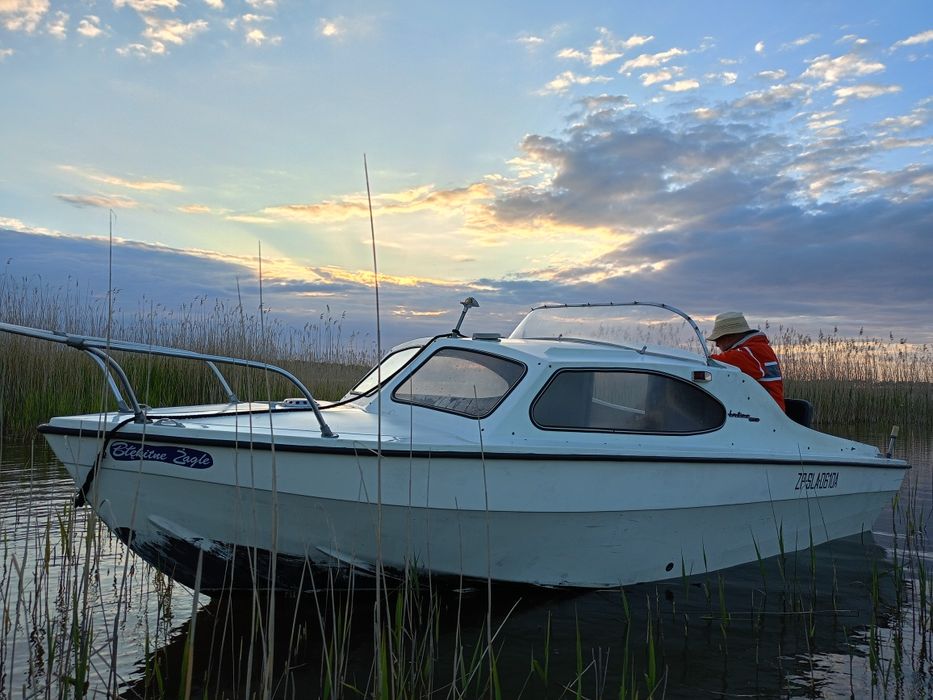 Łódka wędkarska kabinowa