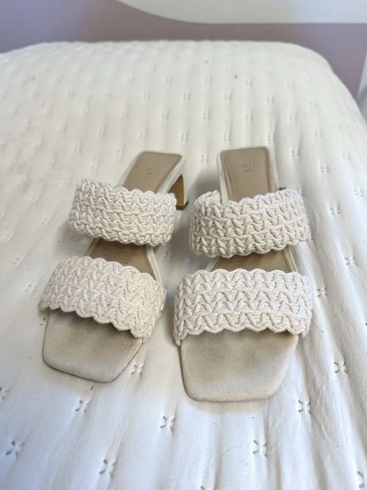 Sapatos de tacão baixo bege