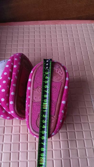 Плюшевые тапочки Hello Kitty размер 7-8 в хорошем состоянии