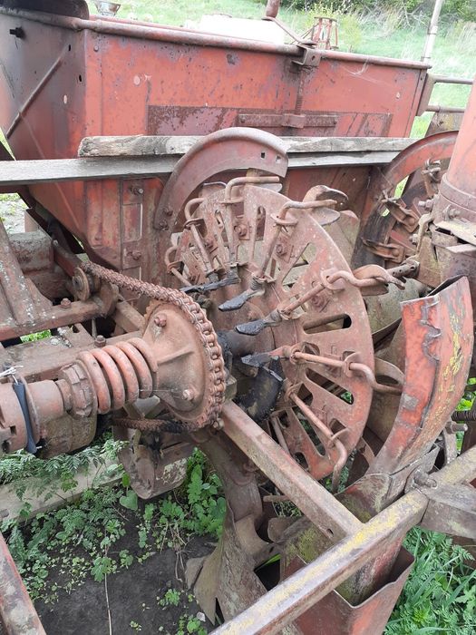 Продам комплект:  Картопле сажалка, культиватор.