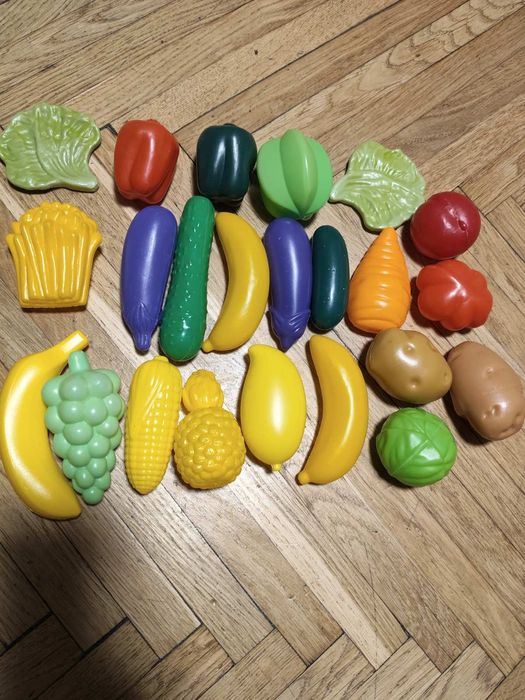 іграшки овочі та фрукти.