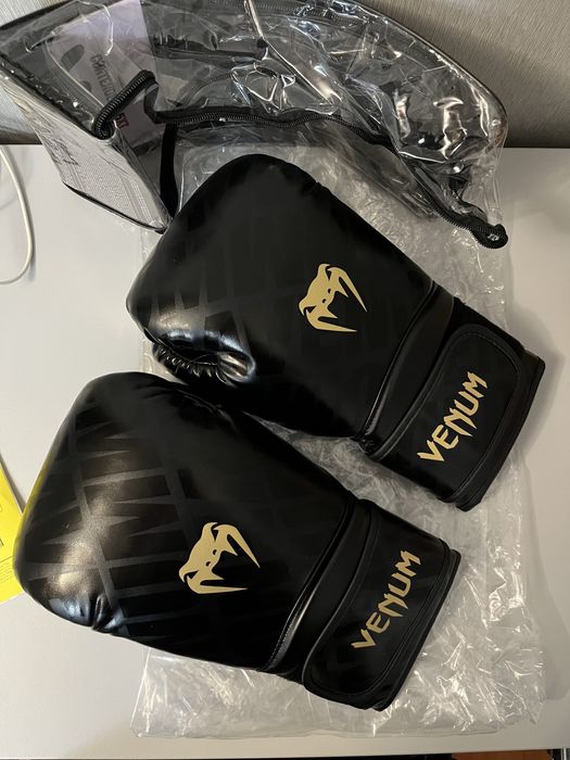 Продам перчатки Venum