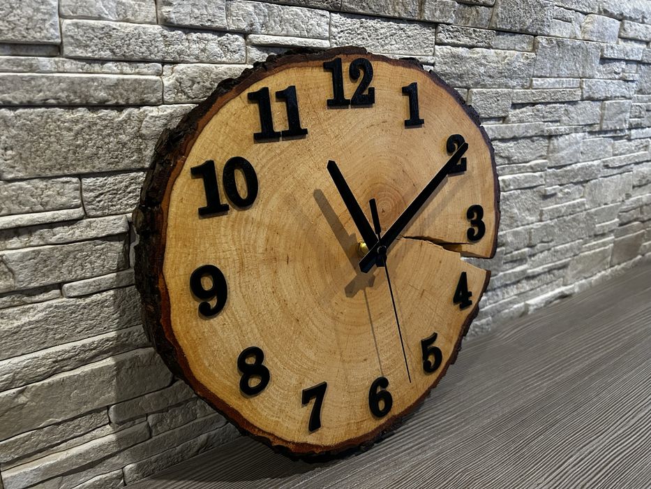 Zegar na plastrze drewna średnica okolo 30 cm