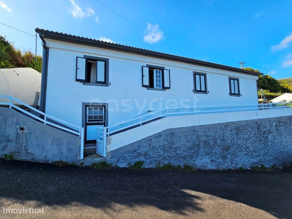 Moradia Tradicional no Pico, com Vista Mar nas Ribeiras