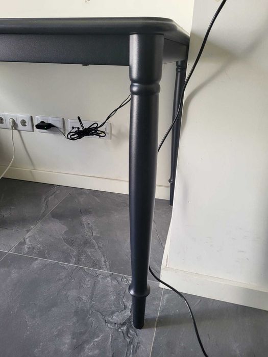 Mesa com 2 cadeiras e 2 bancos