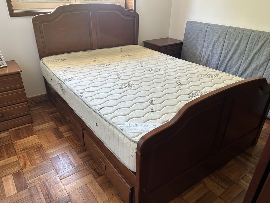 Cama de casal com mesas de cabeceira