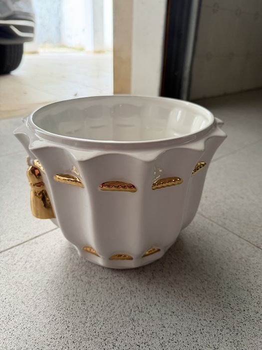 Vaso decorativo em cerâmica branca com detalhes dourados