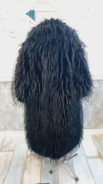 Czarne piekne ,sztuczne futro z tzw .lamy