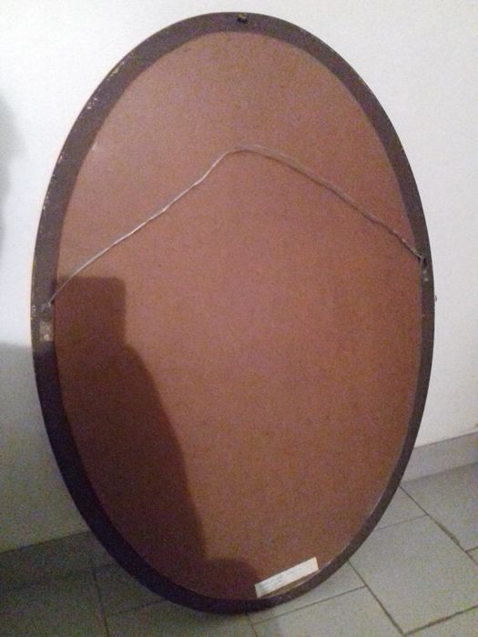 Espelho antigo com moldura dourada