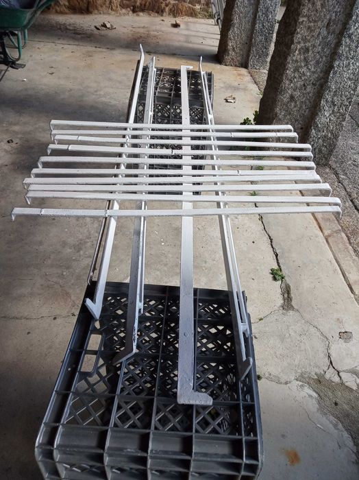 Vendo  cama de ferro muito antiga.