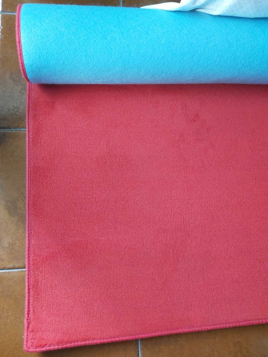 Carpete encarnada da Soderli com 2,38 x 3 metros