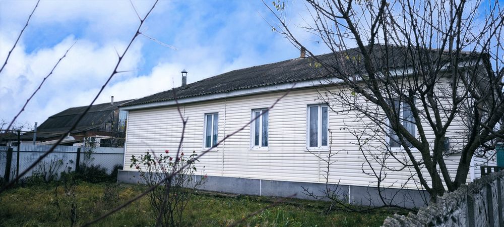Продам великий, теплий будинок в Брусилові.  72 км від Києва.
