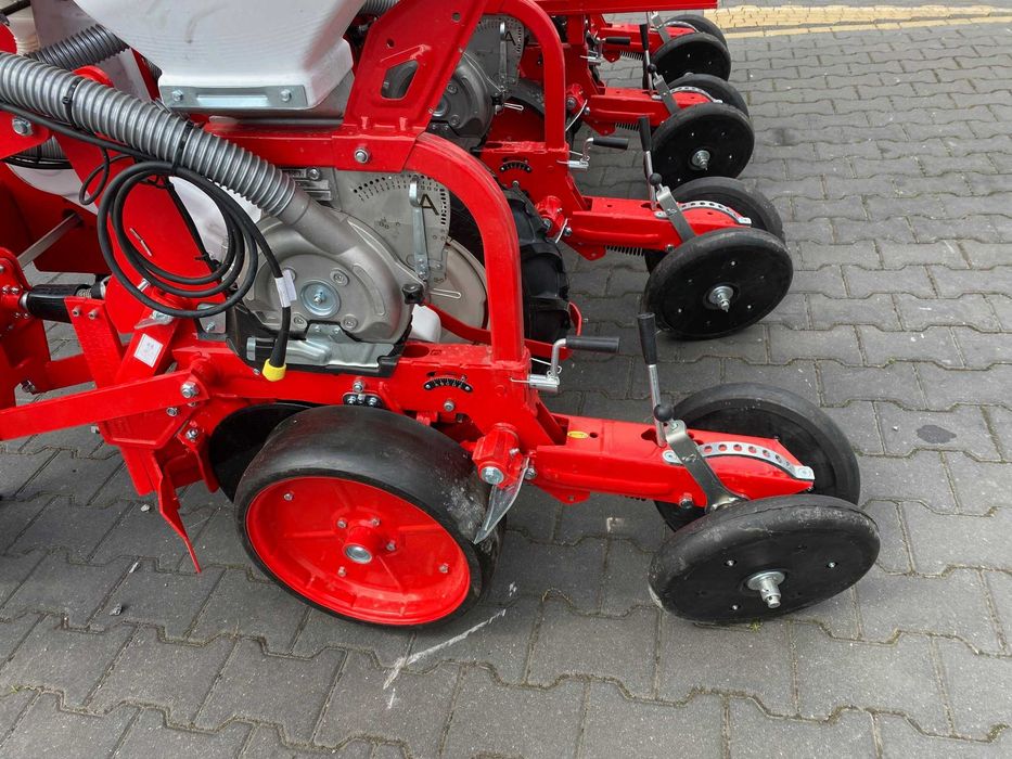 Ozdoken pneumatyczny siewnik punktowy z nawożeniem VPHE-DG4