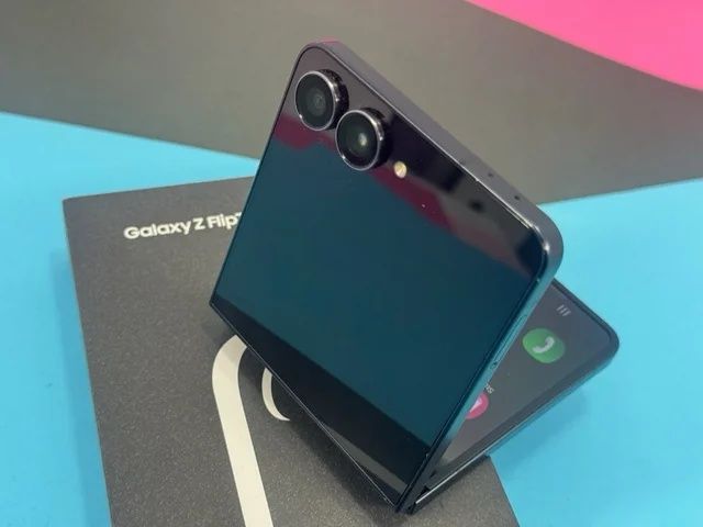 Samsung Galaxy Z Flip 7 (6.9'' - 12 GB - 512 GB - Preto)